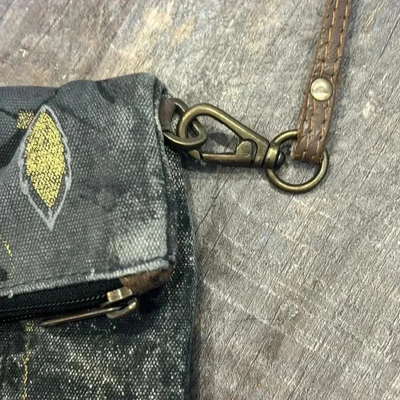 Mona B Gray Distressed ‘Dream’ Feather Crossbody Bag - Picture 10 of 12